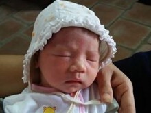 Hà Nội: Phát hiện bé gái sơ sinh bị bỏ rơi ở cửa chùa