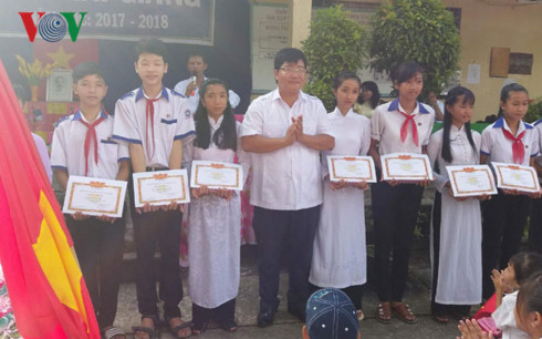 khai giang som tai truong co hon 200 hoc sinh khong duoc nhan thuong