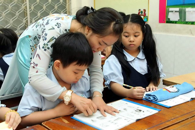 nen hay khong nen cam giao vien nu mac vay len lop