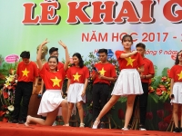 hoc sinh lop 1 ngo nghinh trong phut giay hat quoc ca tap the lan dau tien trong doi