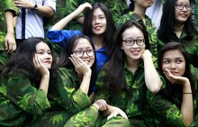 Diễn văn khai giảng vạch 'bệnh lười' và đồng phục mỗi khối 1 màu của trường 'thầy Cương'