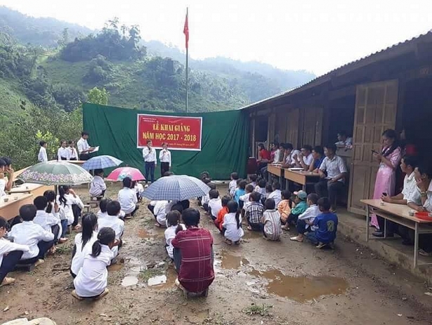 hieu truong noi gi ve buc anh hoc sinh ngoi san dat khai giang gay bao mang