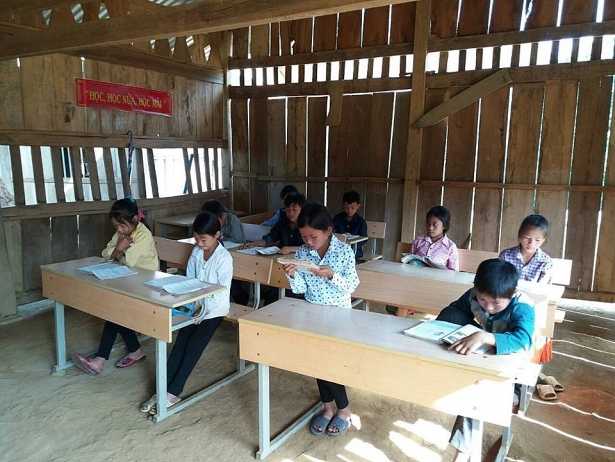 hieu truong noi gi ve buc anh hoc sinh ngoi san dat khai giang gay bao mang