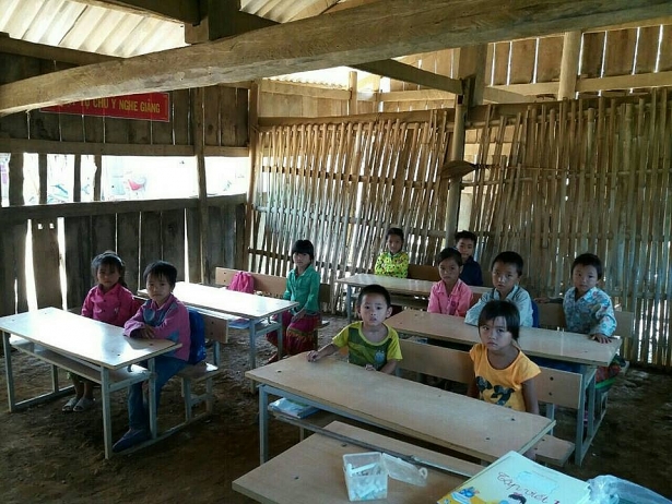 hieu truong noi gi ve buc anh hoc sinh ngoi san dat khai giang gay bao mang