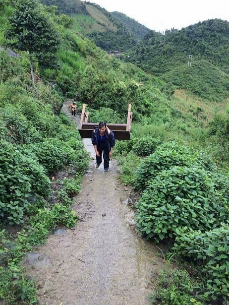 tam su cua co giao gong minh leo doc cong ban ghe ve truong cho hoc tro
