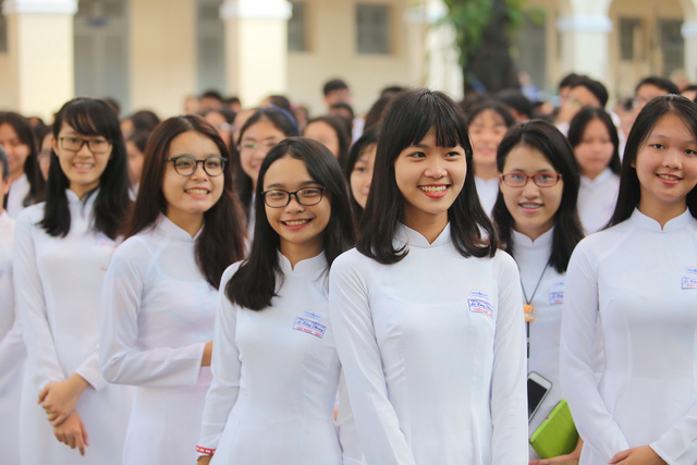 truong ra quy dinh nam nu khong duoc ngoi gan