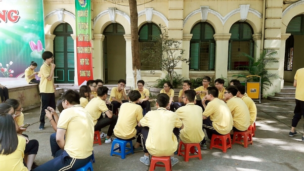 quy dinh cam nam sinh va nu sinh ngoi canh nhau la qua cung nhac