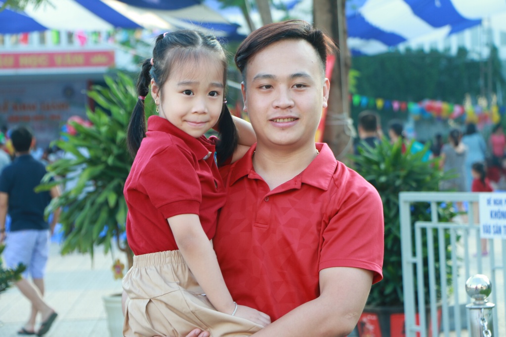Muôn biểu cảm ngộ nghĩnh, đáng yêu của trẻ vào lớp 1 trong ngày khai giảng nhung khuon mat ngo nghinh dang yeu cua tre vao lop 1 trong ngay khai giang