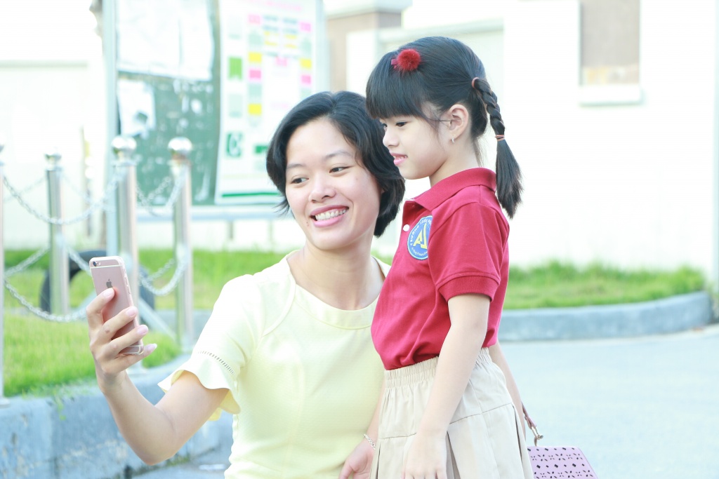 Muôn biểu cảm ngộ nghĩnh, đáng yêu của trẻ vào lớp 1 trong ngày khai giảng nhung khuon mat ngo nghinh dang yeu cua tre vao lop 1 trong ngay khai giang