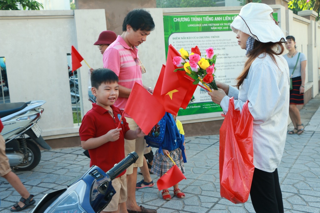 Muôn biểu cảm ngộ nghĩnh, đáng yêu của trẻ vào lớp 1 trong ngày khai giảng nhung khuon mat ngo nghinh dang yeu cua tre vao lop 1 trong ngay khai giang
