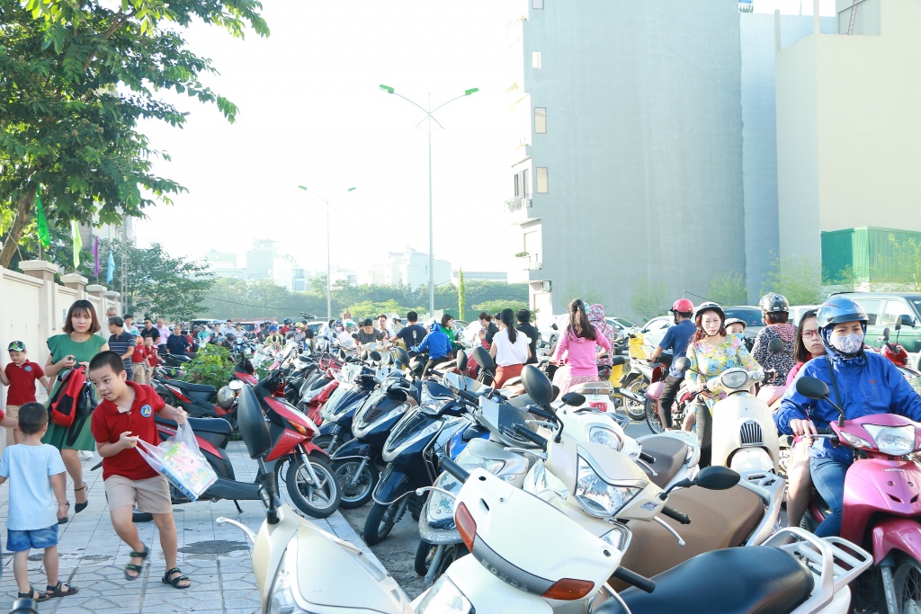 Muôn biểu cảm ngộ nghĩnh, đáng yêu của trẻ vào lớp 1 trong ngày khai giảng nhung khuon mat ngo nghinh dang yeu cua tre vao lop 1 trong ngay khai giang