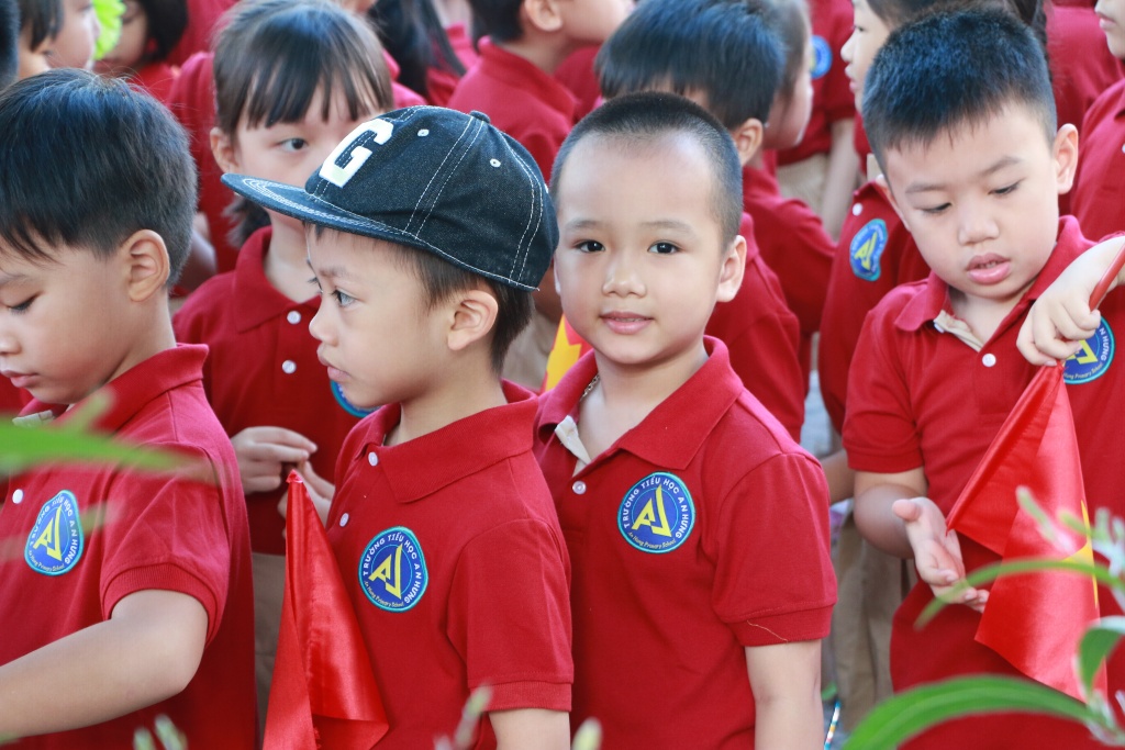 Muôn biểu cảm ngộ nghĩnh, đáng yêu của trẻ vào lớp 1 trong ngày khai giảng nhung khuon mat ngo nghinh dang yeu cua tre vao lop 1 trong ngay khai giang