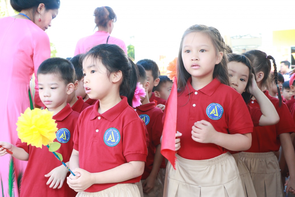 nhung khuon mat ngo nghinh dang yeu cua tre vao lop 1 trong ngay khai giang
