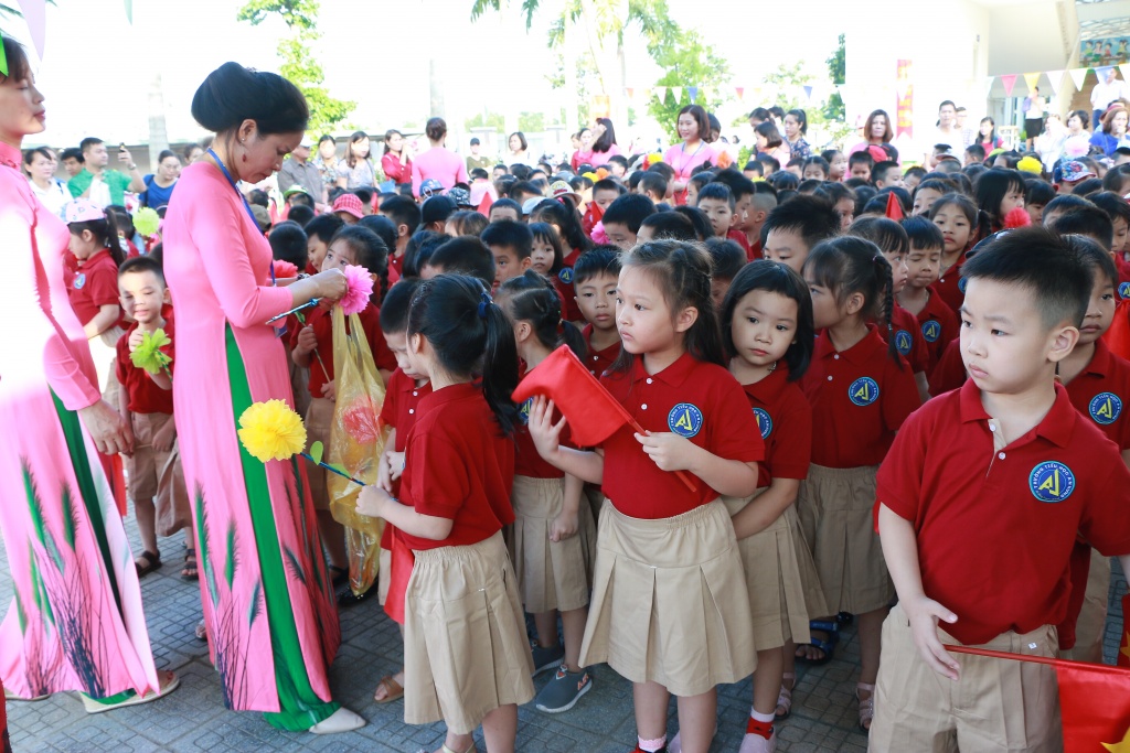 Muôn biểu cảm ngộ nghĩnh, đáng yêu của trẻ vào lớp 1 trong ngày khai giảng nhung khuon mat ngo nghinh dang yeu cua tre vao lop 1 trong ngay khai giang