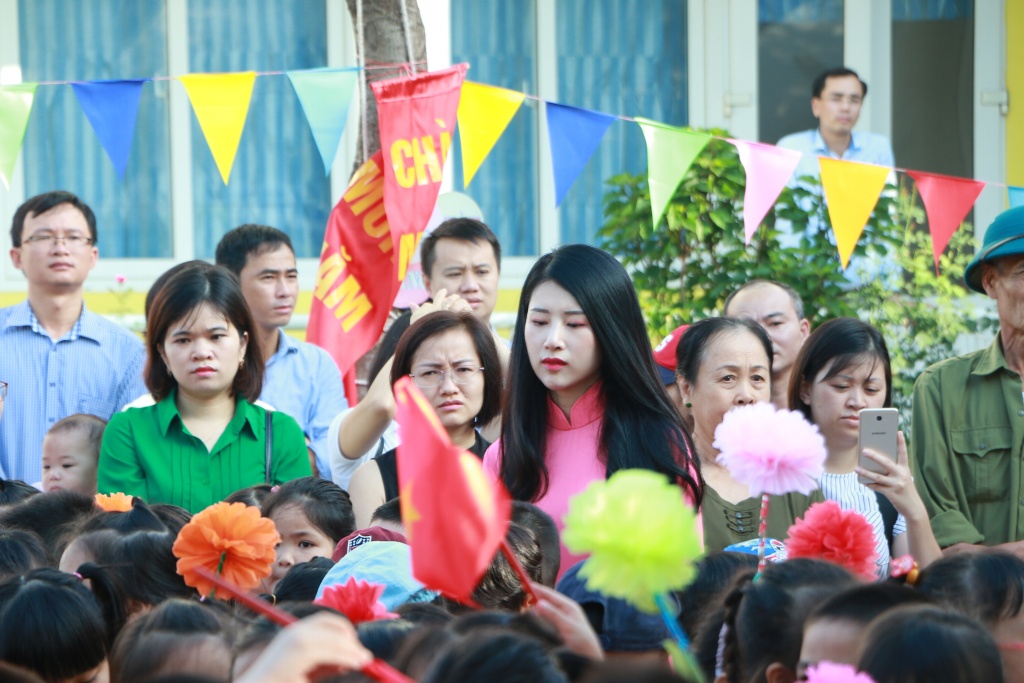 Muôn biểu cảm ngộ nghĩnh, đáng yêu của trẻ vào lớp 1 trong ngày khai giảng nhung khuon mat ngo nghinh dang yeu cua tre vao lop 1 trong ngay khai giang