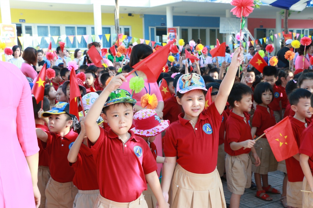 Muôn biểu cảm ngộ nghĩnh, đáng yêu của trẻ vào lớp 1 trong ngày khai giảng nhung khuon mat ngo nghinh dang yeu cua tre vao lop 1 trong ngay khai giang