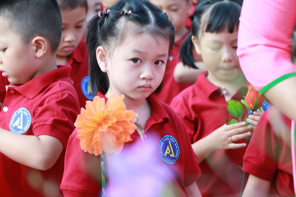Muôn biểu cảm ngộ nghĩnh, đáng yêu của trẻ vào lớp 1 trong ngày khai giảng nhung khuon mat ngo nghinh dang yeu cua tre vao lop 1 trong ngay khai giang