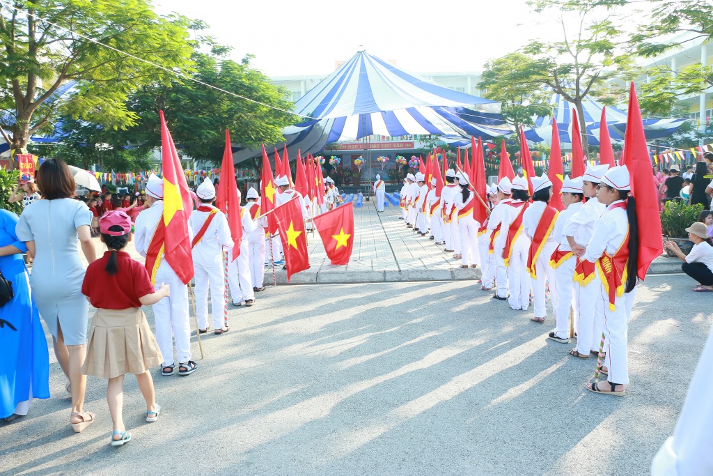 Muôn biểu cảm ngộ nghĩnh, đáng yêu của trẻ vào lớp 1 trong ngày khai giảng nhung khuon mat ngo nghinh dang yeu cua tre vao lop 1 trong ngay khai giang