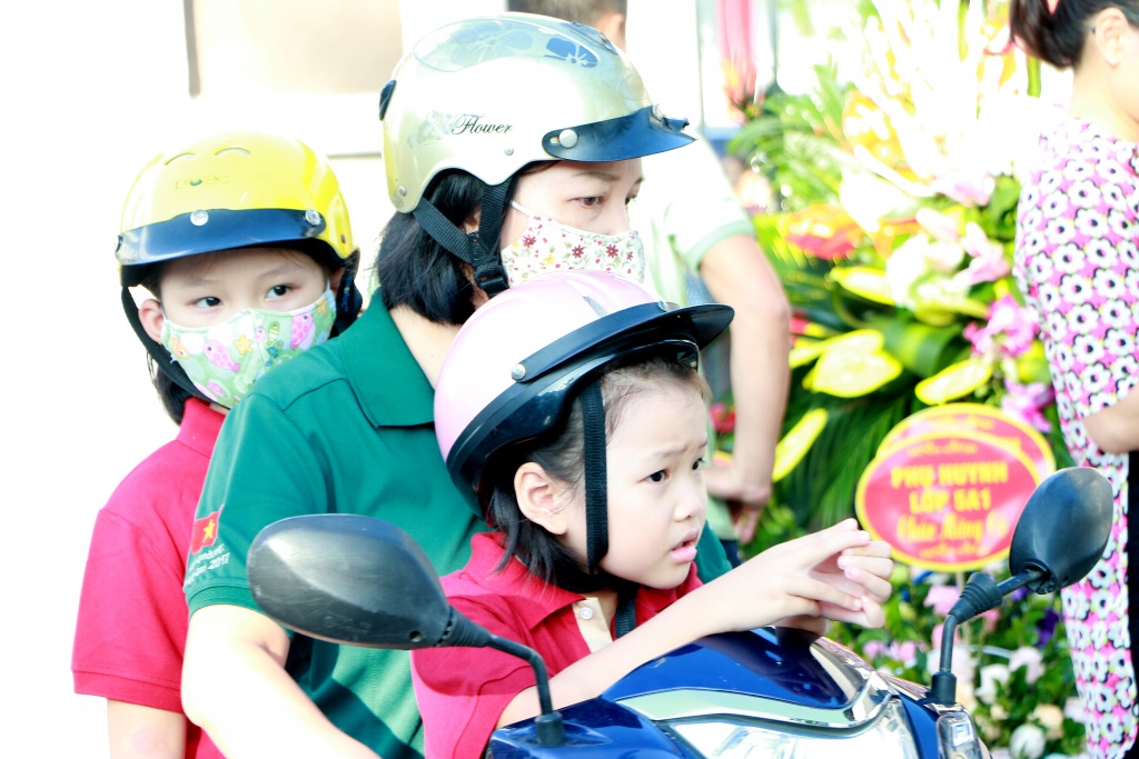 Muôn biểu cảm ngộ nghĩnh, đáng yêu của trẻ vào lớp 1 trong ngày khai giảng nhung khuon mat ngo nghinh dang yeu cua tre vao lop 1 trong ngay khai giang