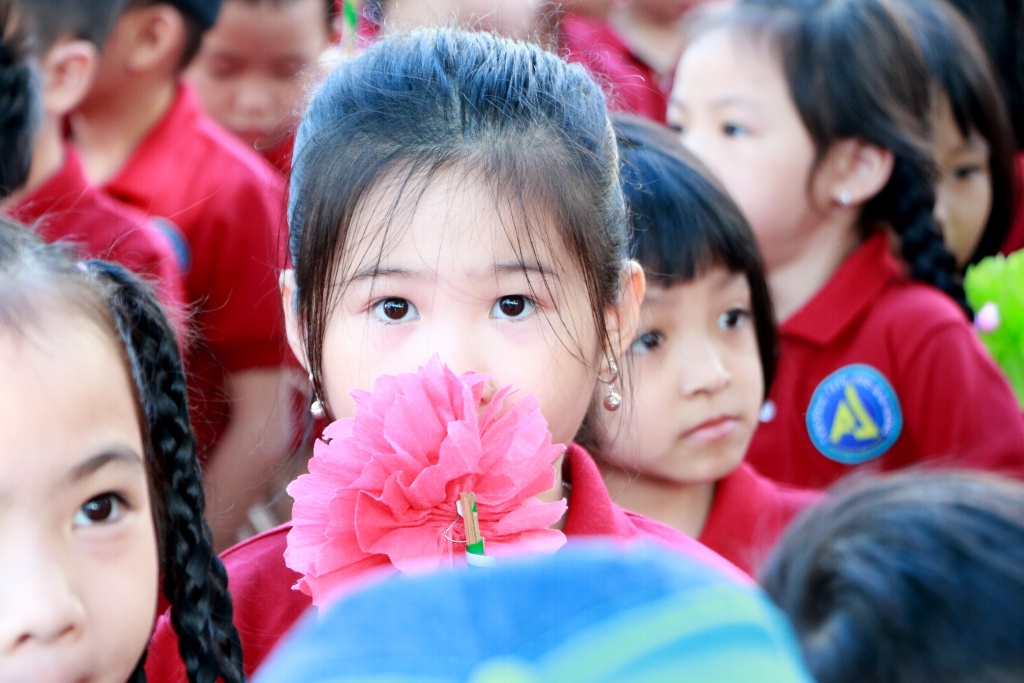 nhung khuon mat ngo nghinh dang yeu cua tre vao lop 1 trong ngay khai giang