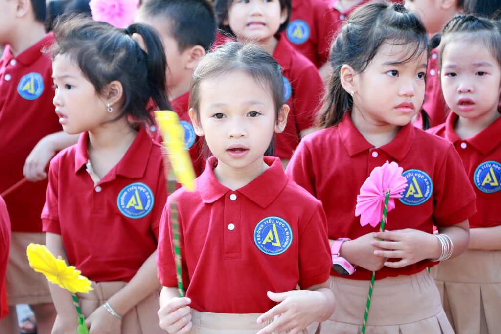 nhung khuon mat ngo nghinh dang yeu cua tre vao lop 1 trong ngay khai giang