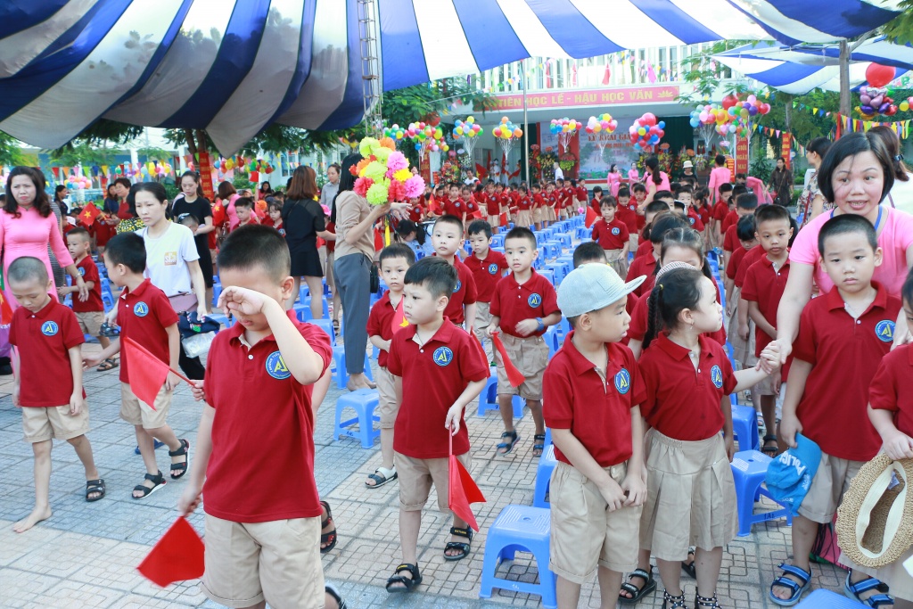 Muôn biểu cảm ngộ nghĩnh, đáng yêu của trẻ vào lớp 1 trong ngày khai giảng nhung khuon mat ngo nghinh dang yeu cua tre vao lop 1 trong ngay khai giang