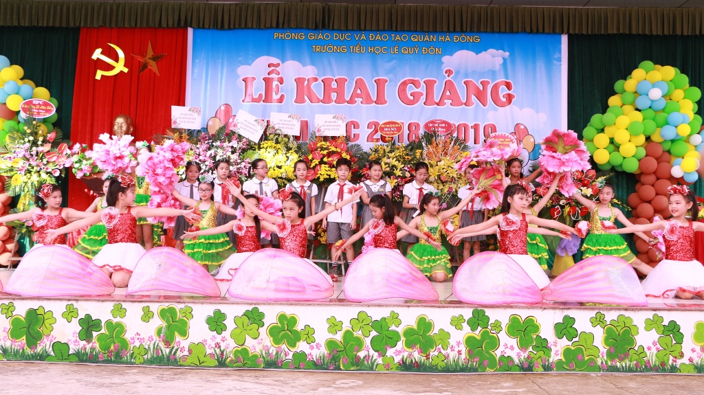 co giao day tre lop 1 mong cac em tu tin hon phu huynh tin tuong va dong hanh voi nha truong