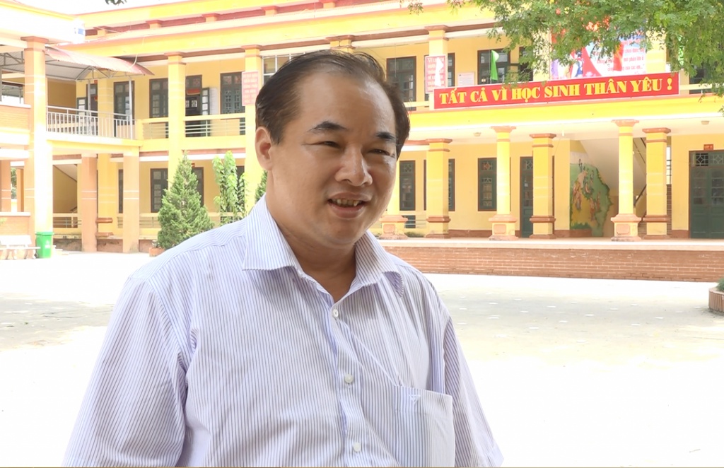 Hiệu trưởng trường dạy học sinh đọc chữ bằng ô vuông: 'Đây là chương trình tuyệt vời' hieu truong truong day hoc sinh doc chu bang o vuong day la chuong trinh tuyet voi