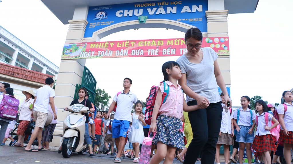 truong tieu hoc chu van an ly giai viec dua tieng anh lien ket vao lich hoc cua tre