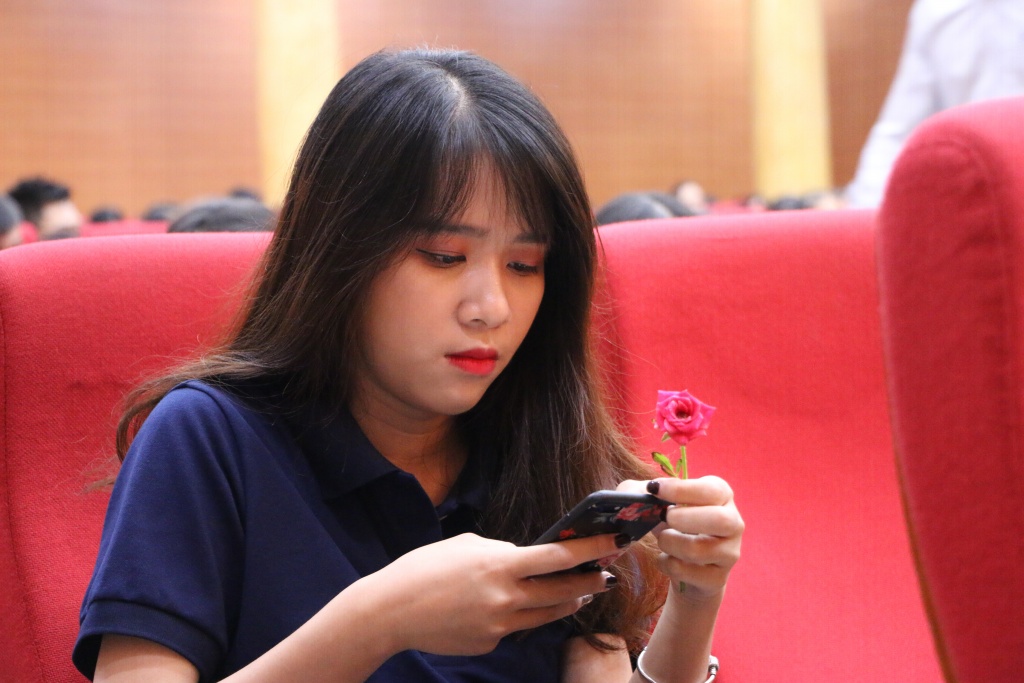ngay ngat voi giong ca bolero trong le chao tan sinh vien khoa luat kinh te hv ngan hang