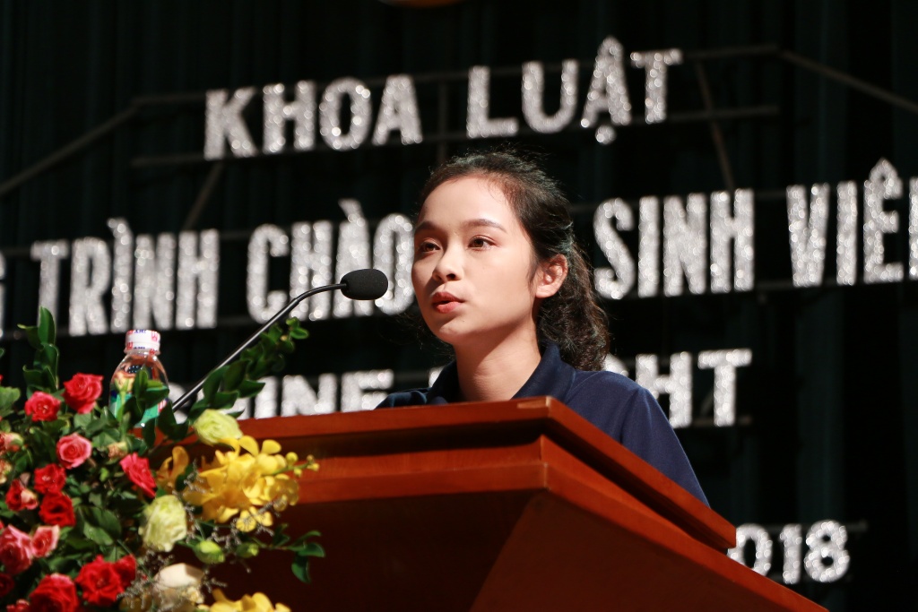'Ngây ngất' với giọng ca Bolero trong lễ chào tân sinh viên Khoa Luật Kinh tế - HV Ngân hàng ngay ngat voi giong ca bolero trong le chao tan sinh vien khoa luat kinh te hv ngan hang