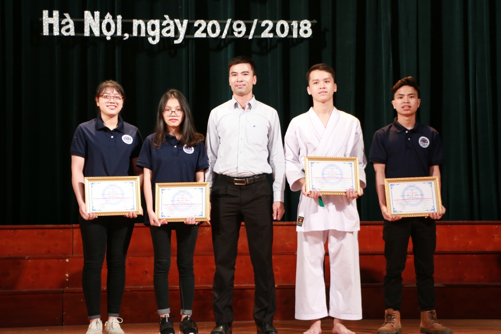 ngay ngat voi giong ca bolero trong le chao tan sinh vien khoa luat kinh te hv ngan hang