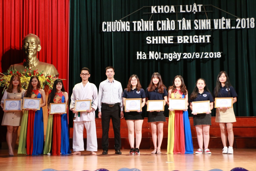 ngay ngat voi giong ca bolero trong le chao tan sinh vien khoa luat kinh te hv ngan hang