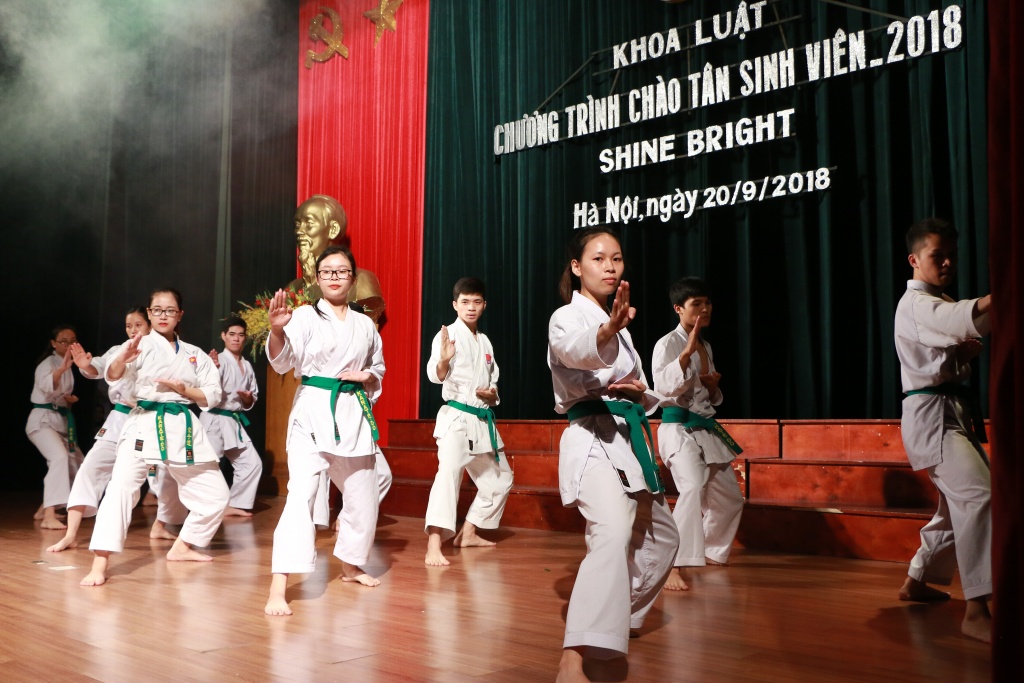 ngay ngat voi giong ca bolero trong le chao tan sinh vien khoa luat kinh te hv ngan hang