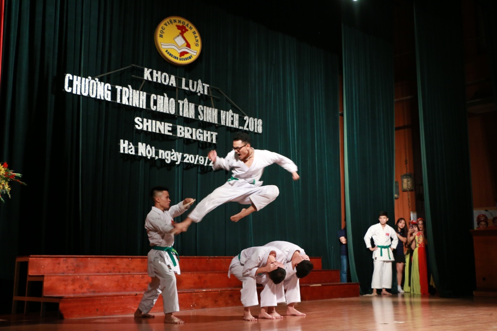 'Ngây ngất' với giọng ca Bolero trong lễ chào tân sinh viên Khoa Luật Kinh tế - HV Ngân hàng ngay ngat voi giong ca bolero trong le chao tan sinh vien khoa luat kinh te hv ngan hang