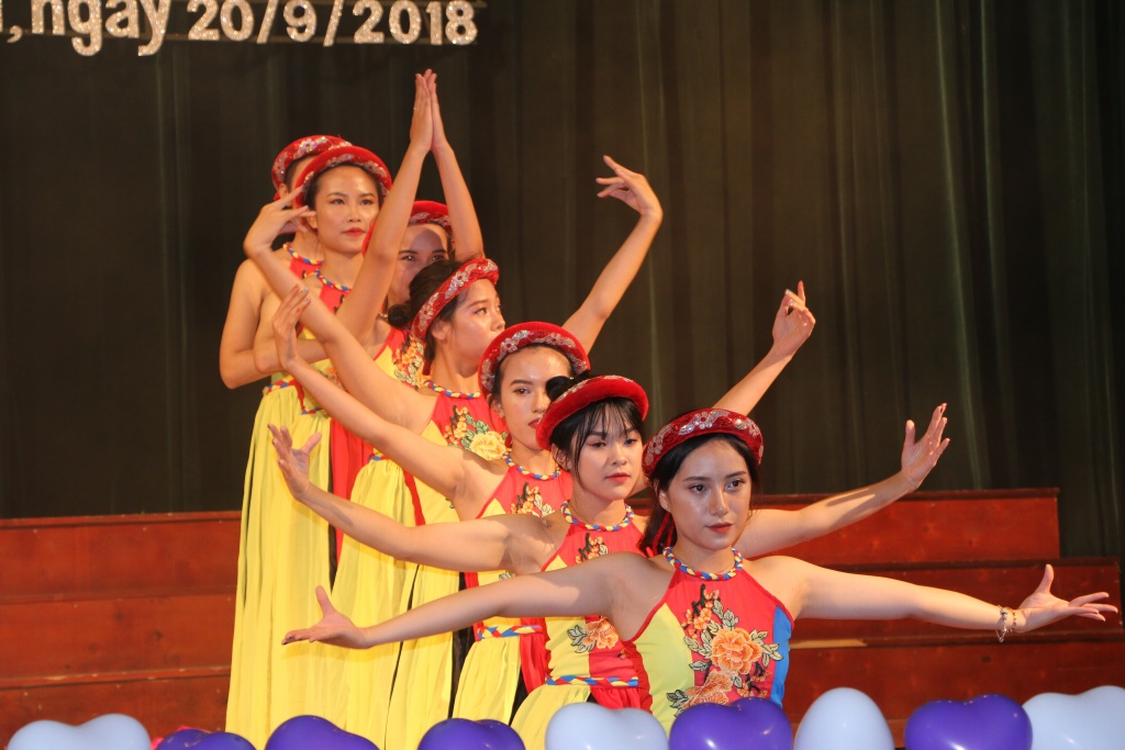 ngay ngat voi giong ca bolero trong le chao tan sinh vien khoa luat kinh te hv ngan hang