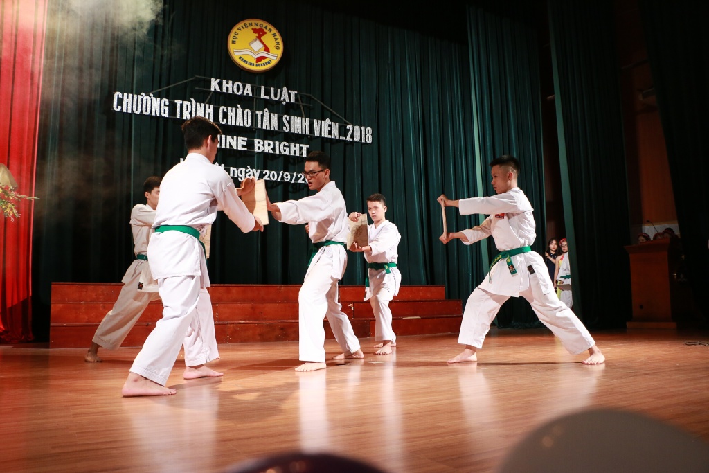 ngay ngat voi giong ca bolero trong le chao tan sinh vien khoa luat kinh te hv ngan hang