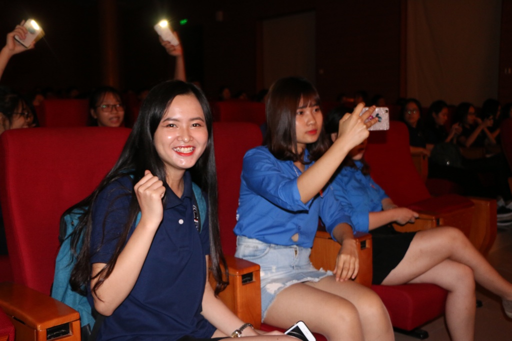 'Ngây ngất' với giọng ca Bolero trong lễ chào tân sinh viên Khoa Luật Kinh tế - HV Ngân hàng ngay ngat voi giong ca bolero trong le chao tan sinh vien khoa luat kinh te hv ngan hang