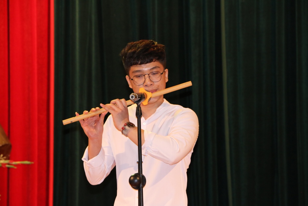 'Ngây ngất' với giọng ca Bolero trong lễ chào tân sinh viên Khoa Luật Kinh tế - HV Ngân hàng ngay ngat voi giong ca bolero trong le chao tan sinh vien khoa luat kinh te hv ngan hang
