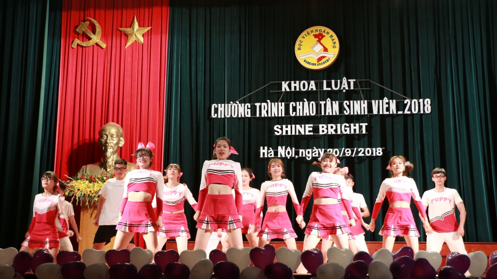 'Ngây ngất' với giọng ca Bolero trong lễ chào tân sinh viên Khoa Luật Kinh tế - HV Ngân hàng ngay ngat voi giong ca bolero trong le chao tan sinh vien khoa luat kinh te hv ngan hang