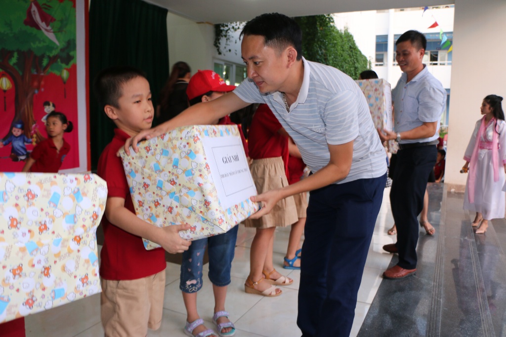 Cô giáo hóa thân làm chị Hằng - chú Cuội 'siêu quậy', trẻ tự tay làm bánh đón Trung thu co giao hoa than lam chi hang chu cuoi sieu quay tre tu tay lam banh don trung thu