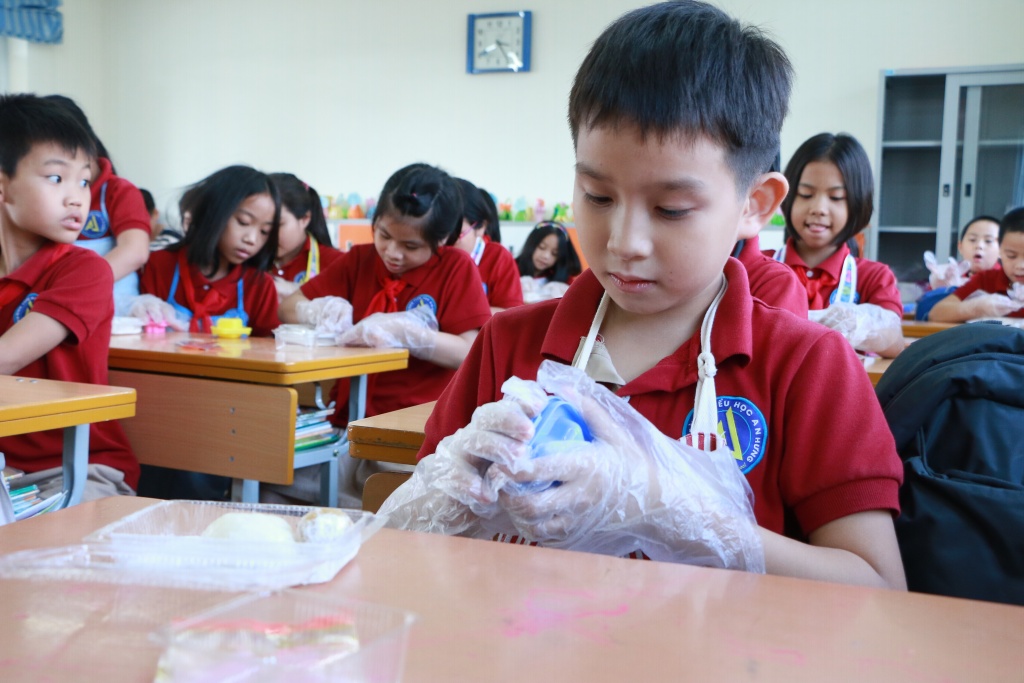 co giao hoa than lam chi hang chu cuoi sieu quay tre tu tay lam banh don trung thu