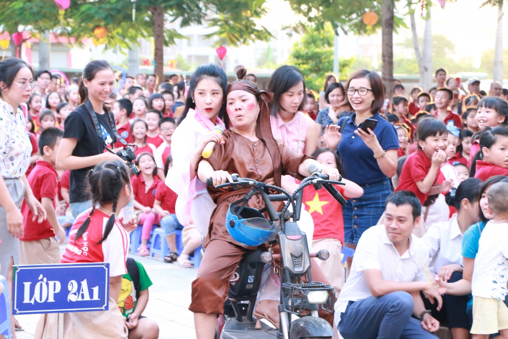 Cô giáo hóa thân làm chị Hằng - chú Cuội 'siêu quậy', trẻ tự tay làm bánh đón Trung thu co giao hoa than lam chi hang chu cuoi sieu quay tre tu tay lam banh don trung thu