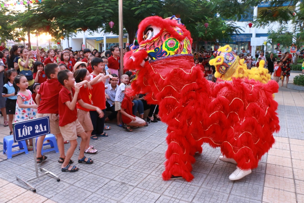 Cô giáo hóa thân làm chị Hằng - chú Cuội 'siêu quậy', trẻ tự tay làm bánh đón Trung thu co giao hoa than lam chi hang chu cuoi sieu quay tre tu tay lam banh don trung thu