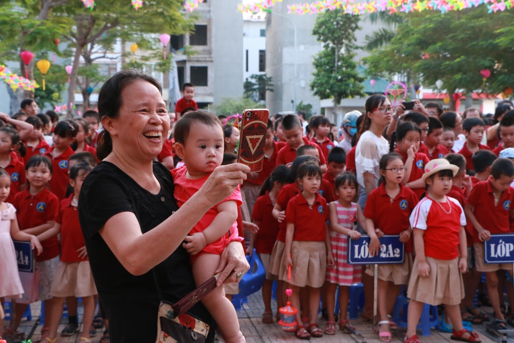 Cô giáo hóa thân làm chị Hằng - chú Cuội 'siêu quậy', trẻ tự tay làm bánh đón Trung thu co giao hoa than lam chi hang chu cuoi sieu quay tre tu tay lam banh don trung thu