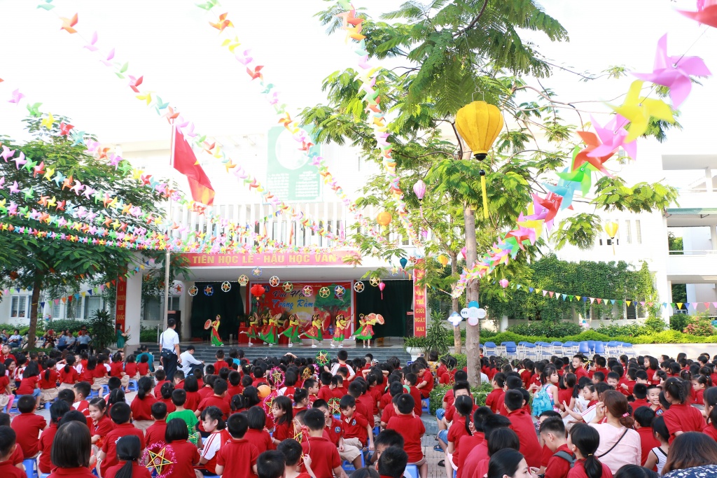 Cô giáo hóa thân làm chị Hằng - chú Cuội 'siêu quậy', trẻ tự tay làm bánh đón Trung thu co giao hoa than lam chi hang chu cuoi sieu quay tre tu tay lam banh don trung thu