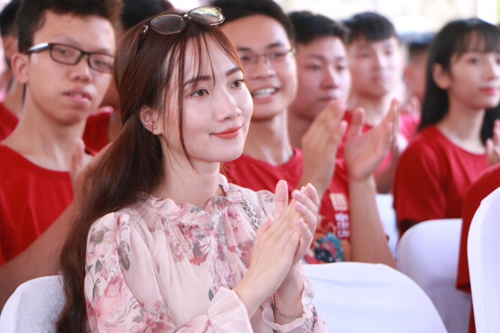 nu sinh vien hoc nganh ngon ngu anh ma khong hoc nganh y vi bo me so con muon lay chong