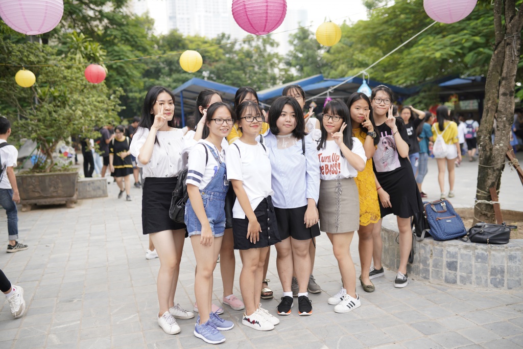 hoc tro truong luong tu lam va ban banh trung thu de gop vao quy vi tre em vung cao