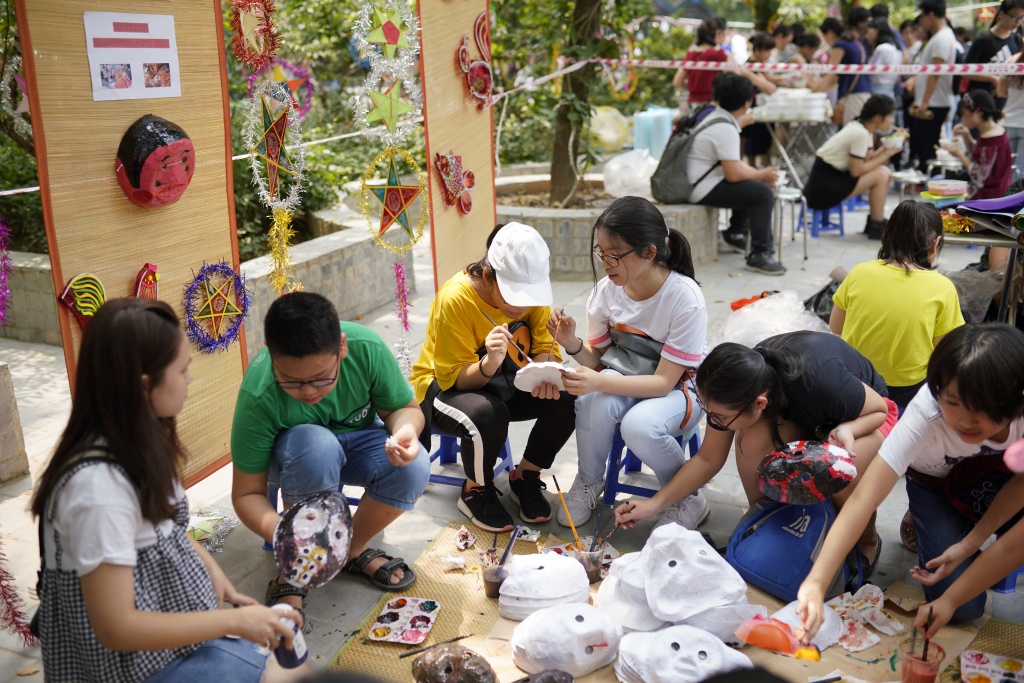 hoc tro truong luong tu lam va ban banh trung thu de gop vao quy vi tre em vung cao