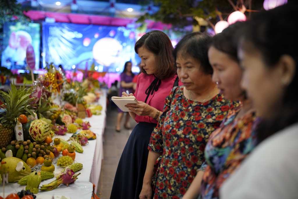 Học trò Trường Lương Thế Vinh tự làm và bán bánh trung thu để góp vào quỹ vì trẻ em vùng cao hoc tro truong luong tu lam va ban banh trung thu de gop vao quy vi tre em vung cao